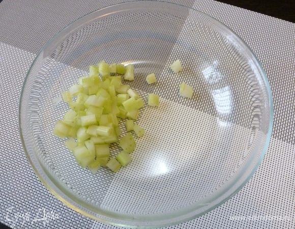 Черешок сельдерея нарежем небольшими кубиками.