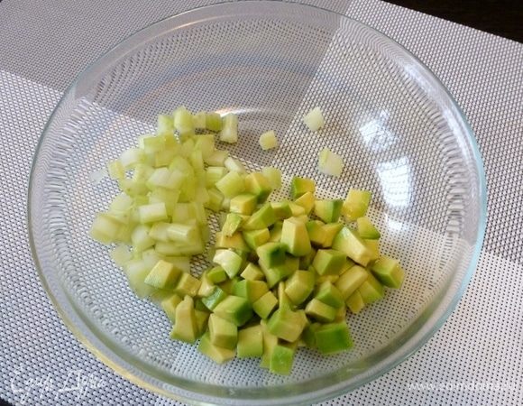 Так же нарежем авокадо.