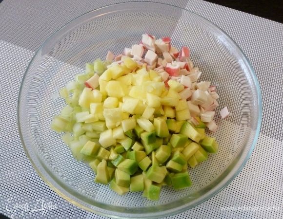 Крабовое мясо от VICI нарезаем кубиком. Яблоко, очищенное от шкурки и семян, нарежем так же.