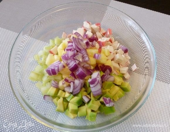 Сладкий лук нарезаем помельче, чем остальные ингредиенты.