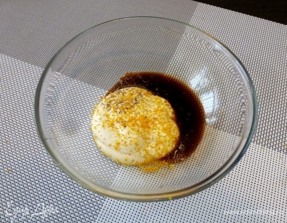 Приготовим заправку для салата из майонеза, соевого соуса и цедры лимона.