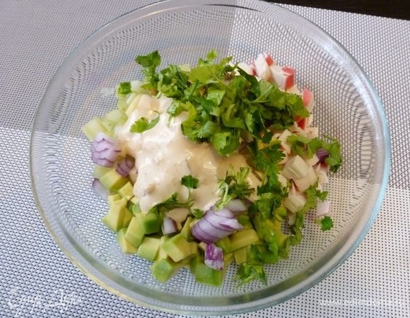 Отправляем заправку в салат. Добавим нарезанной кинзы.