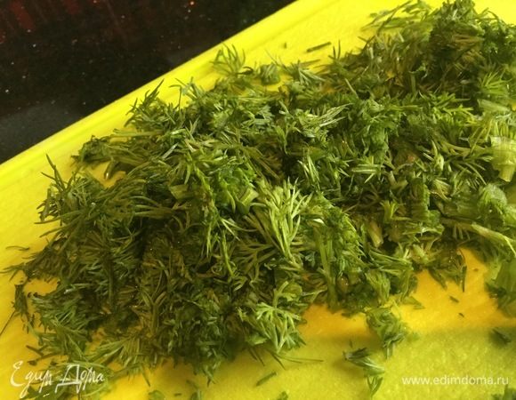 Духовку разогрейте до 180°C. Мелко порубите укроп.