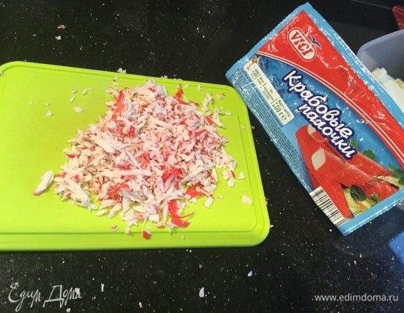 Крабовые палочки ТМ VICI натрите на крупной тeрке.