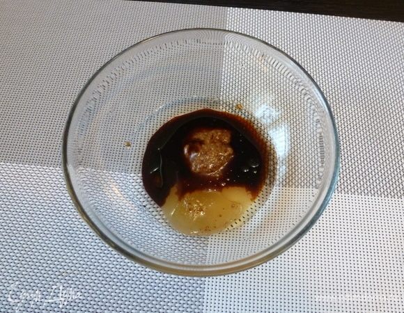 Приготовим маринад для курицы из сока граната (или Наршараба), меда, горчицы и соевого соуса.