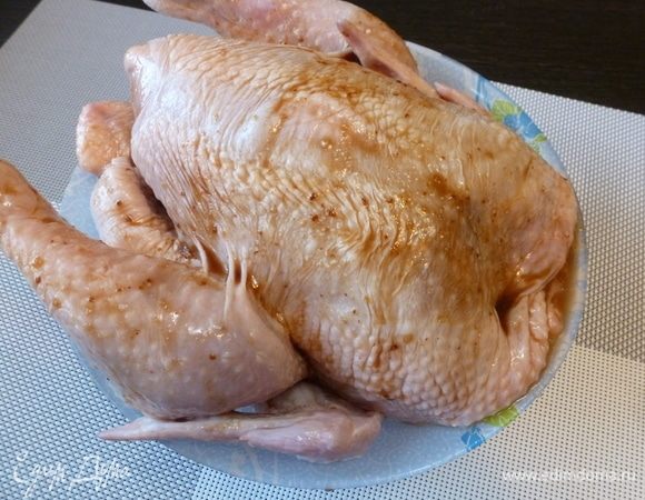 Обмажем курицу со всех сторон и дадим постоять хотя бы 30-40 минут.