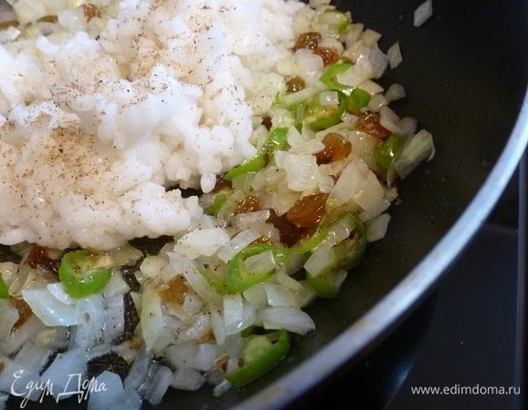 Смешаем обжаренные овощи с рисом. Посолим и поперчим по вкусу.  