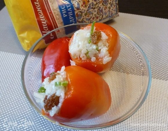 Небольшие сладкие перчики (лучше подобрать удлиненные), почистить от семян. Нафаршировать ароматной рисовой начинкой.
