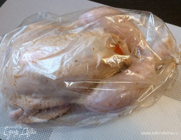 Помещаем курицу в пакет для запекания. Отправляем ее в духовку на 1-1,2 часа. Время зависит от размера курицы. Температура в духовке 190°С. За 10 минут до готовности разрежем пакет для запекания и подрумяним курицу.