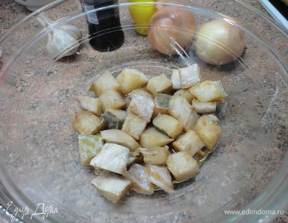 Приготовьте маринад из 1 соловой ложки соевого соуса, 1 ст. ложки лимонного сока и перца и подержите в нем рыбное филе, нарезанное кубиками, пока готовите овощи.