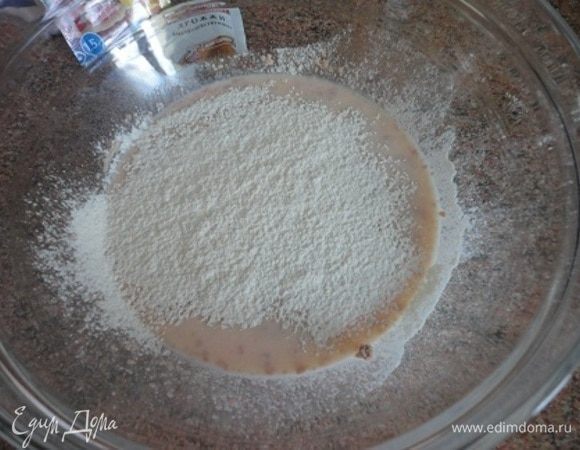 Дрожжи смешать с 1 ч. ложкой сахара и теплым молоком. Припорошить мукой и оставить на 10-15 минут в теплом месте.