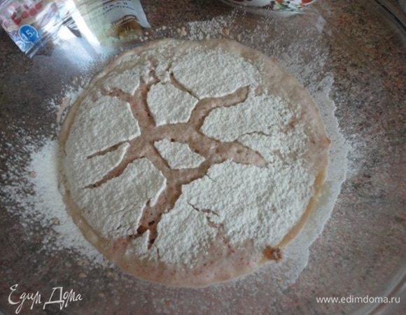 Дрожжи «ожили», и появились трещинки — опара готова.