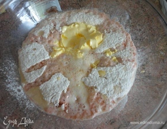 Добавляем очень мягкое сливочное масло, растительное масло, яйцо и сахар, перемешиваем и просеиваем муку с солью.