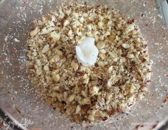 Фундук измельчить и смешать с сахарной пудрой и лимонным соком.