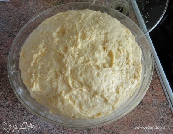 Подошедшее тесто обмять и разделить на кусочки весом 30-35 г. У меня получилось 25 штук.