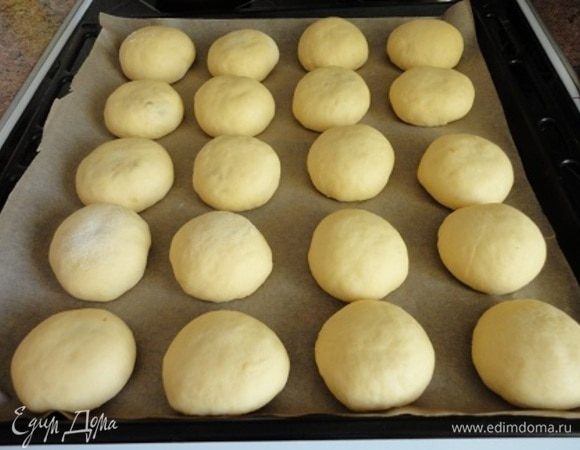 Выложите шарики на противень и дайте постоять 20-30 минут.