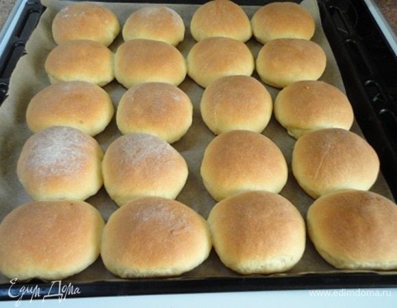 Выпекайте 15-20 минут при температуре 180°С. Пока булочки остывают, сварите сироп. Для этого соедините сахар с водой, доведите до кипения, добавьте лимонный сок и лимончелло. Остывшим до 40°С сиропом обильно с помощью кисточки в два приема смазать булочки прямо в противне.