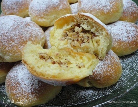 Переложите на блюдо и посыпьте сахарной пудрой.