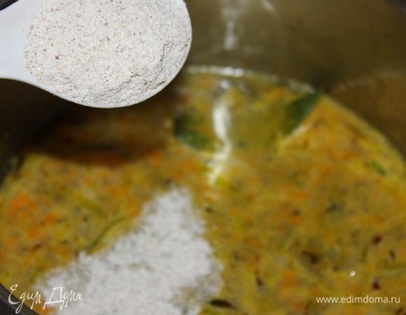 Всыпать 1 столовую ложку гречневой муки, и положить 1 лавровый лист. Накрыть крышкой, и варить после закипания в течение 10 минут.