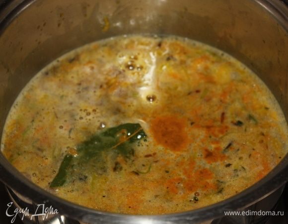 Когда овощи сварились, добавить куркуму.