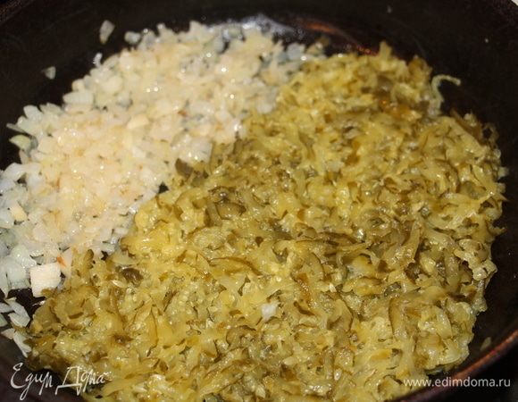 Для начинки лук мелко нарезать, обжарить на растительном масле. Огурцы натереть на крупной терке, отжать рассол и добавить к луку. Тушить 10 минут.
