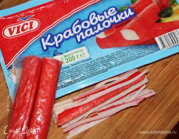 Крабовые палочки ТМ «VICI» нарезать соломкой.
