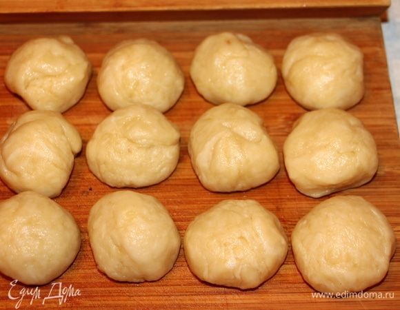 Из теста сформировать 12 шариков.