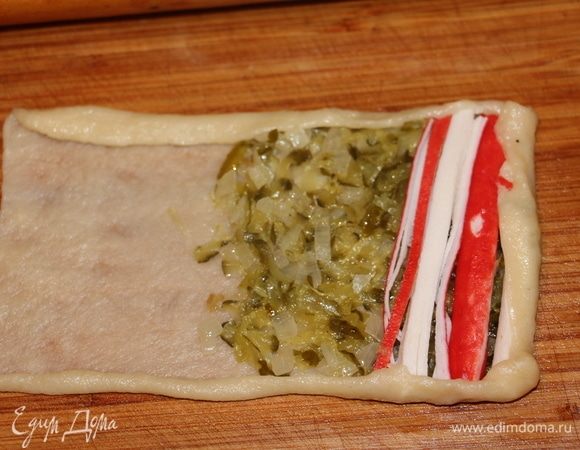 Подогнув края, скатать в рулет.