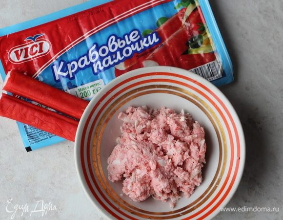 Крабовые палочки ТМ VICI измельчить блендером.