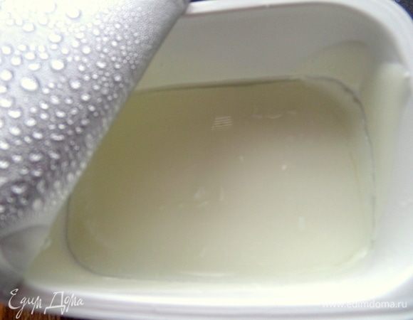 Для основы теста берем греческий йогурт или любой сливочный сыр. Можно пастообразный творог.