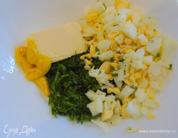 Яйцо отвариваем вкрутую, измельчаем. Зелень также измельчаем, добавляем мягкое сливочное масло и горчицу.