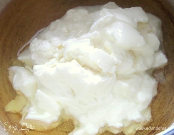 Смешиваем растительное масло и йогурт.