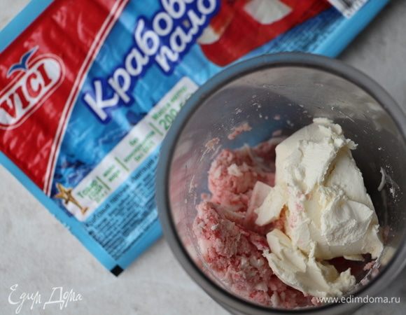 Добавить творожный сыр.