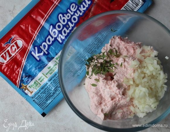 Лук положить к крабовому паштету, добавить листочки тимьяна, перемешать.