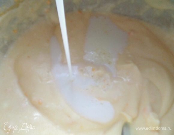 Смешать, влить молоко или кефир.