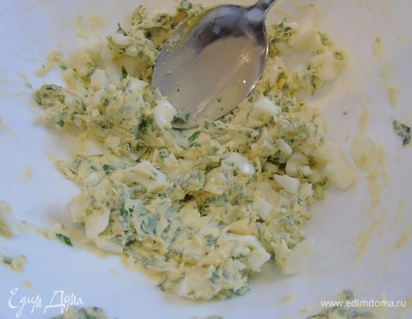 Тщательно перемешиваем, солим и перчим по вкусу.