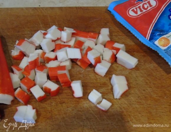 Крабовые палочки VICI нарезаем кубиками.