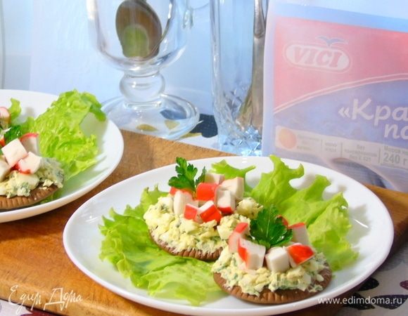 Можно подать на листьях салата.