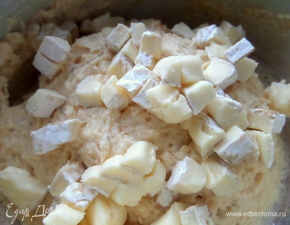 Вмешать сыр в тесто.