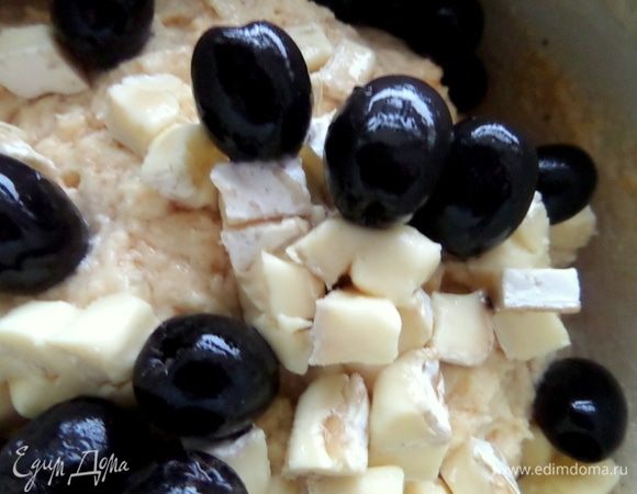 Добавить маслины.