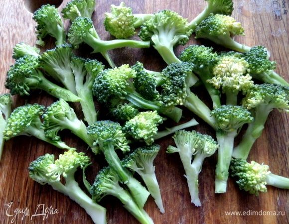 Нарезать брокколи помельче.