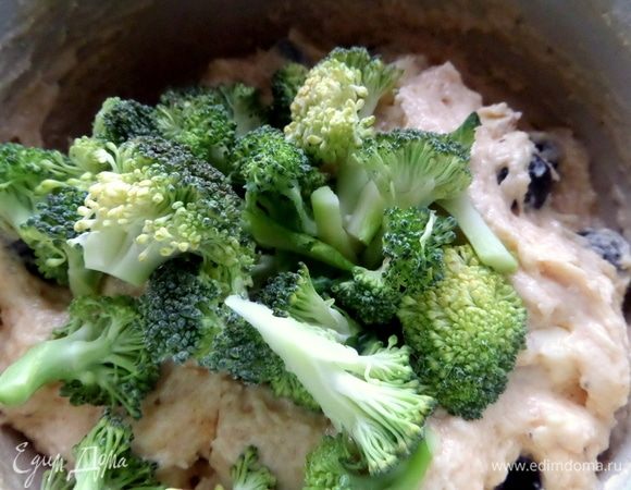 Высыпать в тесто.