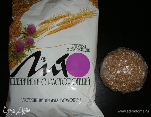 Тесто скатать в шар, обернуть пищевой пленкой и убрать в холодильник на 30 минут.