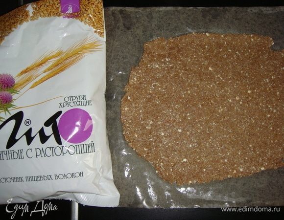 Раскатать тесто в прямоугольник на пергаменте.