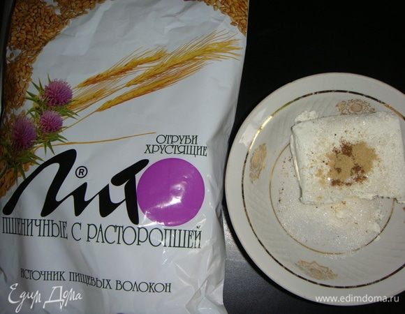 Творог смешать с сахаром, мускатным орехом и имбирем.