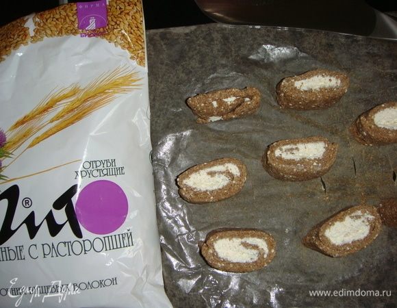 Нарезать на кусочки где-то по 3 см и уложить разрезом вверх. Выпекать в разогретой до 180°С духовке 20 минут. Растворить 1 ч. л. сахара в 3 ст. л. воды и полить булочки. Выпекать еще 10 минут.