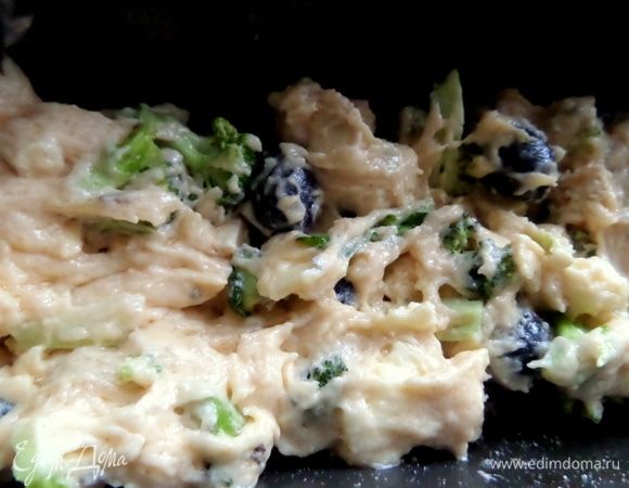 Выложить половину густого теста.