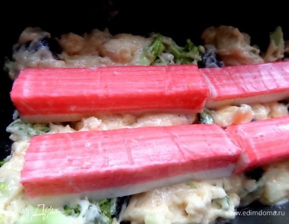 Положить на тесто вначале в 2 ряда палочки.