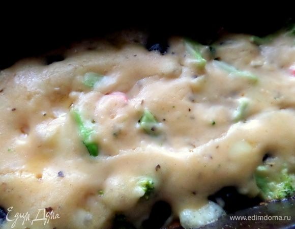 Форму поставить в духовку и запекать до полуготовности минут 20 при 180°С.