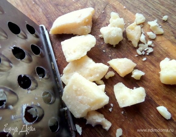 В это время натереть пармезан. 